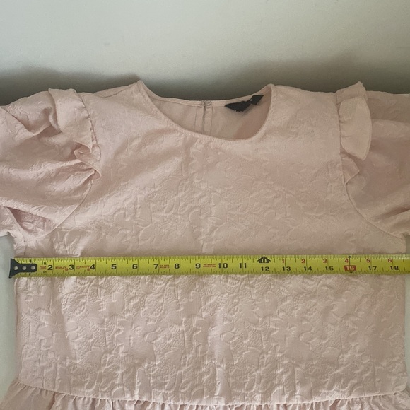 EXPRESS Textured Floral Blouse with Ruffles and Puff Sleeves - Picture 9 of 10